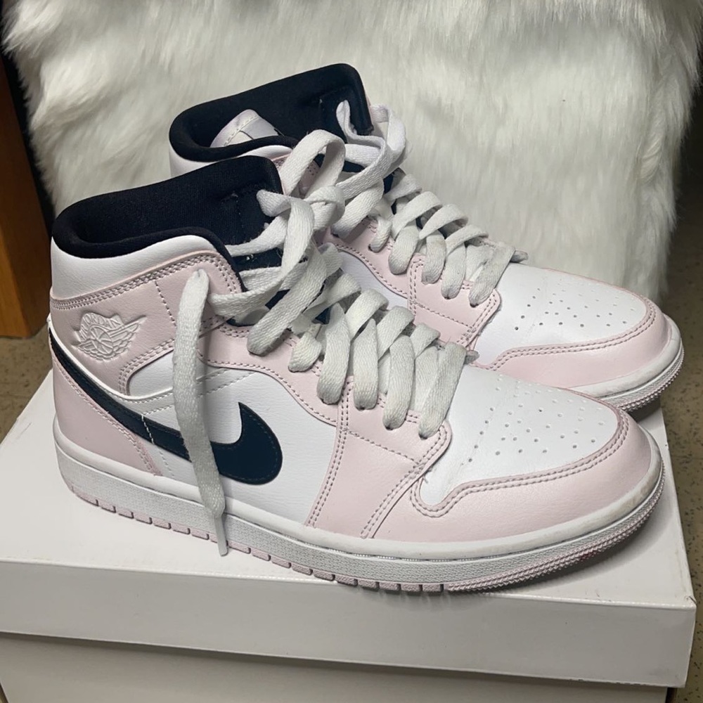 2021 Wmns Air Jordan 1 Mid 'Barely Rose' Only wore it twice still new.